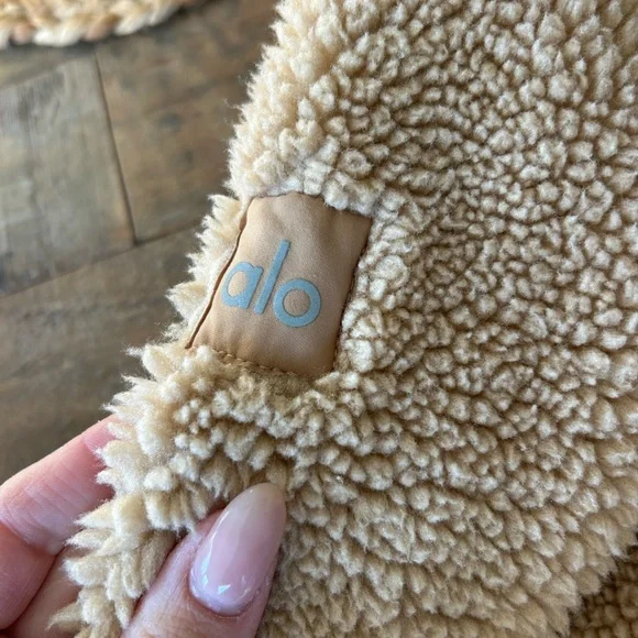 ALO Yoga Foxy Sherpa Jacket - Picture 10 of 12